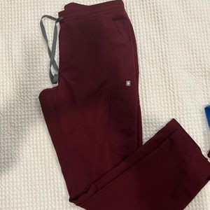FIGS women’s pocket scrub pant size medium. Maroon